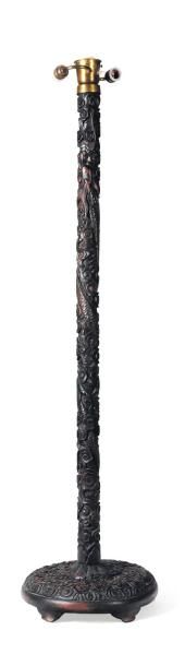  Lampe avec socle en bois sculpté. H_150 cm L_42 cm