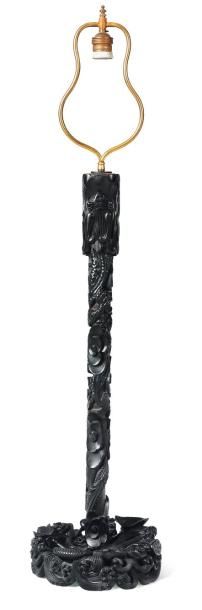 Lampe en bois noir sculpté. XIXe siècle....