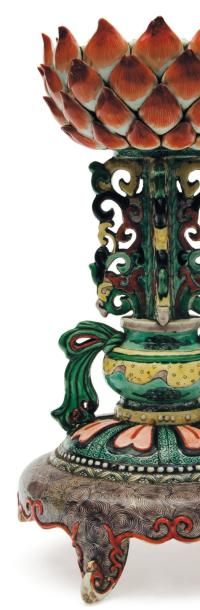  Support d'objet bouddhique en porcelaine. Chine, époque Qianlong (manques et restaurations)....