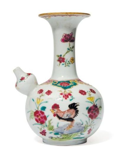  Kendi en porcelaine. Chine, époque Qianlong. H_18 cm