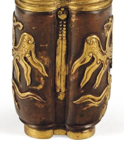  Double vase en bronze et bronze doré, à décor de chauve souris. Marque Huwenming....