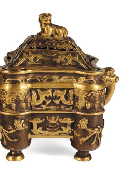 Brûle parfum en bronze et bronze doré, à décor de phoenix stylisé, ruyi et dragons....
