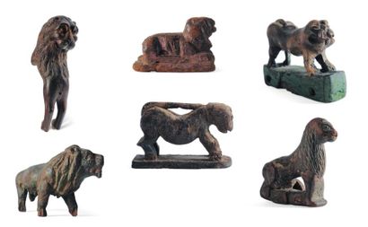 Six statuettes de lions dont un jouet sur roulettes Rajasthan, XXe siècle. H_entre...
