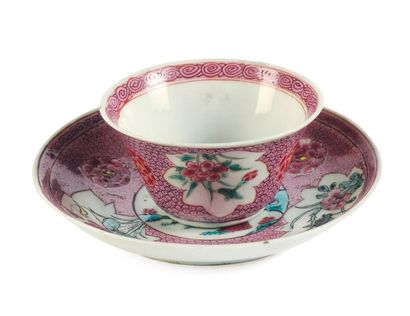 null Sorbet et son présentoir en porcelaine. Chine, époque Yong Chen (fêlé). Présentoir:...