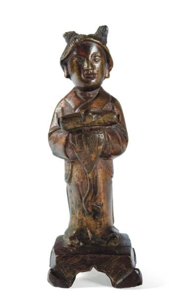  Serviteur debout portant un rouleau en bronze, traces de dorure. Chine, Ming. H_12...