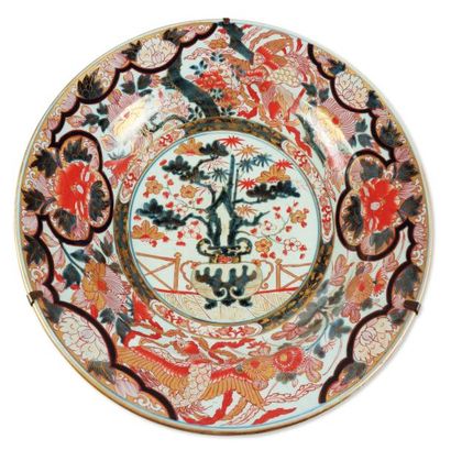 null Grand plat en porcelaine en porcelaine Imari, à décor bleu sous couverte rouge...