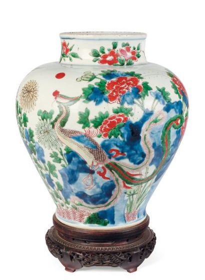 null Potiche en porcelaine. Chine, XVIIe siècle (accidents). H_avec socle 34 cm D_26...