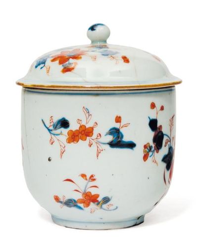 null Sucrier couvert en porcelaine imari. Chine, XVIIIe siècle (fêlure). D_10,5 cm...