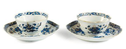  Paire de sorbets et leur présentoirs en porcelaine bleu blanc. Chine, époque Qianlong...
