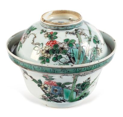 null Bol couvert en porcelaine. Chine, Famille verte, époque Kangxi (égrenures et...