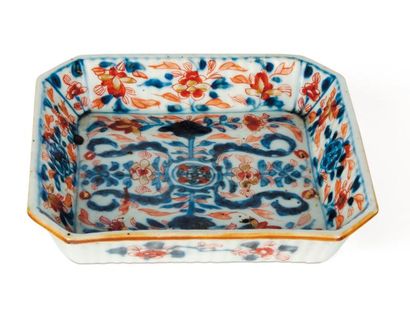  Présentoir carré à pans coupés en porcelaine imari. Chine, XVIIIe siècle. L_13,5...