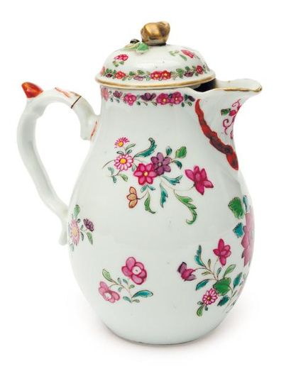  Cremier en porcelaine, à décor de fleurs. Chine, Famille rose, XVIIIe siècle. H_16...