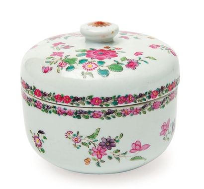null Pot couvert en porcelaine. Chine, Famille rose, XVIIIe siècle. H_10 cm D_11,5...
