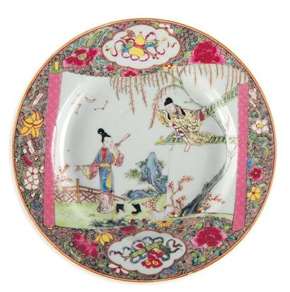 null Assiette en porcelaine, à décor d'un personnage escaladant un mur. Chine XVIIIe...