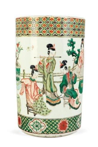  Vase cylindrique en porcelaine, à décor dans le style de la famille verte. Marque...