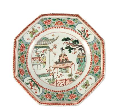 null Plat octogonal en porcelaine, à décor d'une jeune femme jouant du Qin. Chine,...
