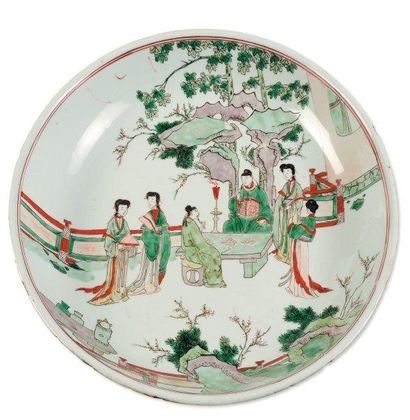  Coupe ronde en porcelaine à décor de la famille verte, de lettrés et de servantes...