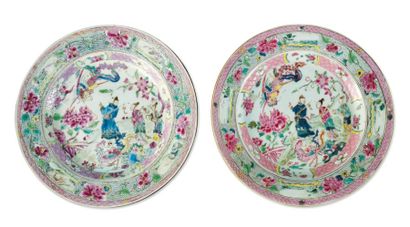 null Deux assiettes en porcelaine, à décor de personnages et jeunes femmes. Chine,...