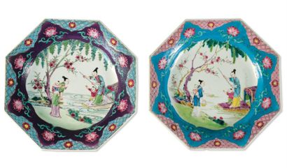  Deux assiettes octogonales en porcelaine, à décor de jeune femme en bergère. Chine,...