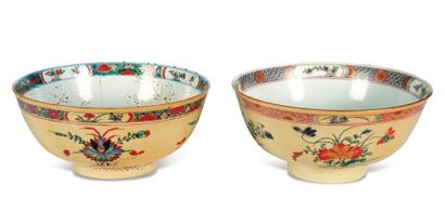 null Deux grands bols en porcelaine. Chine époque Kangxi, XVIIIe siècle (fêlures)....