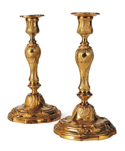 null Paire de flambeaux en bronze redoré à décors de feuillages et rocailles. Époque...