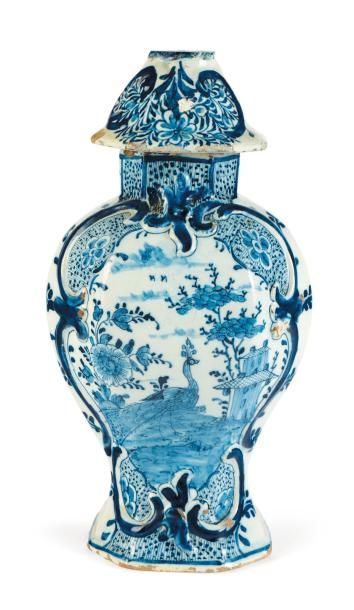 DELFT Vase de forme balustre et un couvercle à décor en camaïeu bleu de paon dans...