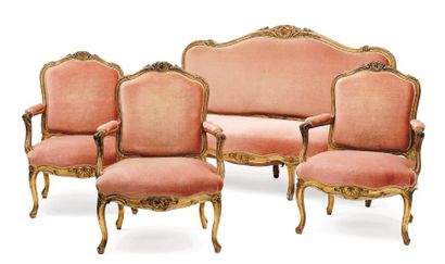  Salon en bois sculpté doré, comprenant un canapé et trois fauteuils. Pieds et consoles...