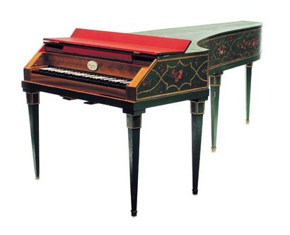  Piano à queue en bois verni vert et or à décor d'enroulements et de fleurs, posé...