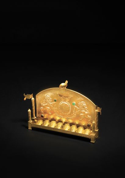 LAMPE DE HANOUKKA UNIQUE EN OR 
A unique gold Hannukah Lamp



Austro-Hungary, circa...
