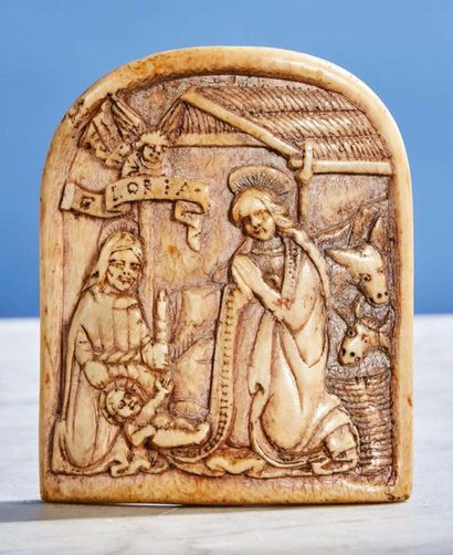 null Baiser de Paix en ivoire sculpté de forme cintrée représentant la Nativité....