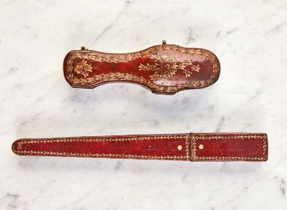 null Lot composed of two cases:
- red morocco case gilded with a small iron decorated...