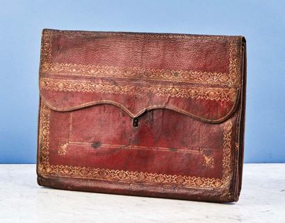 null Lot composed of two wallets:
- Wallet in red morocco gilt with a small iron...