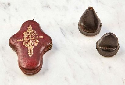 null Lot composed:
- of two smooth leather seal cases.
18th century Heights: 2,6...