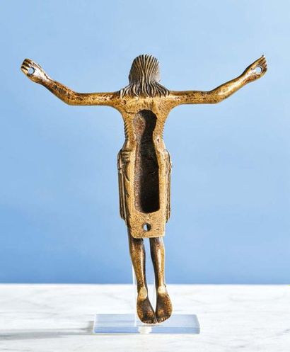 null CHRIST en bronze, fonte creuse. Tête imberbe inclinée vers l'avant, chevelure...