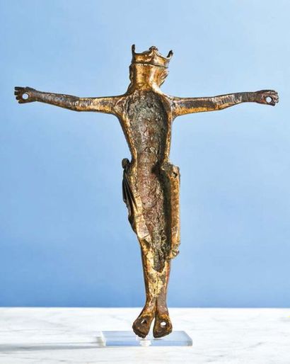 null GRAND CHRIST in bronze with remains of gilding. Head girdled with a floral crown,...