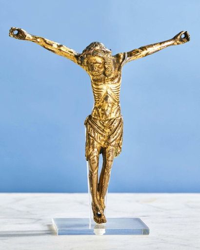 null CHRIST en bronze doré, fonte pleine. Tête inclinée sur l'épaule droite ceinte...