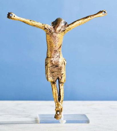 null CHRIST en bronze doré, fonte pleine. Tête inclinée sur l'épaule droite ceinte...
