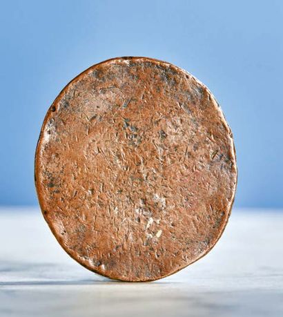  PLAQUETTE ovale en bronze à patine brune représentant Apollon debout tenant sa lyre...