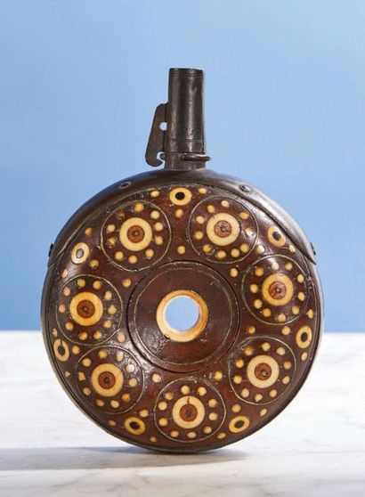  Wooden round-shaped PULVERINE with inlaid decoration of concentric circles of bone...