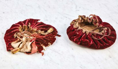 null Lot consisting of two red velvet play purses, edged with silver and gold threads.
18th...