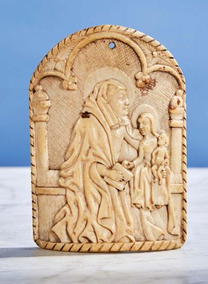 null Baiser de Paix de forme cintrée en ivoire sculpté représentant sainte Anne Trinitaire...