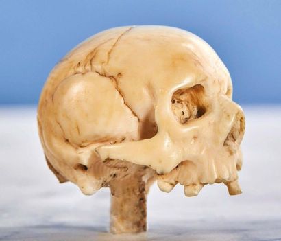  Crâne en ivoire sculpté. XVIIe siècle Hauteur : 3,8 cm - Largeur : 4,5 cm Poids...