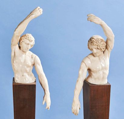  Paire de bustes d'homme nu en ivoire sculpté nus levant un bras. Allemagne ou Italie,...