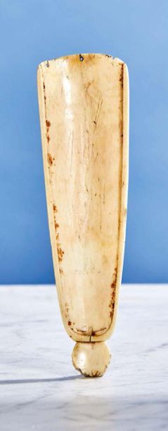  Râpe à tabac en ivoire sculpté en basrelief à décor d'un homme tenant un verre d'une...