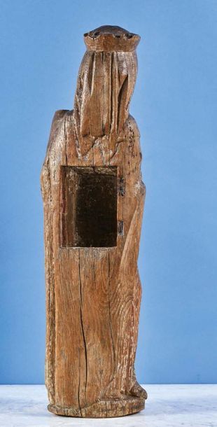 null Virgin and Child in carved oak with traces of polychromy.
Standing, head crowned,...