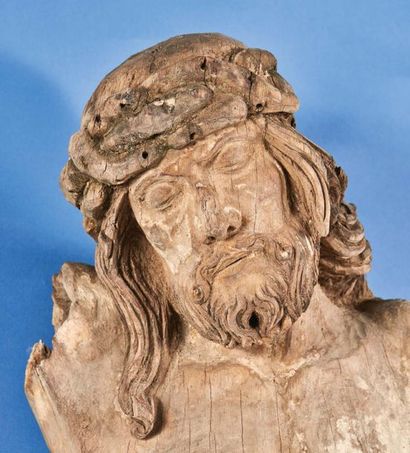 null Beau et grand Christ en chêne sculpté avec restes d'apprêt de polychromie. Tête...