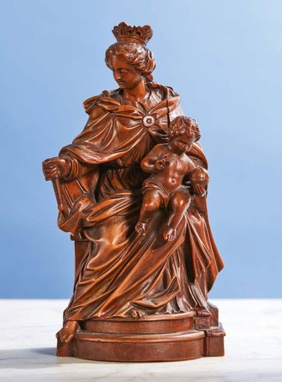 Vierge à l'Enfant en buis sculpté en ronde-bosse....