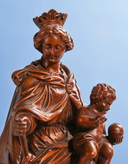 null Vierge à l'Enfant en buis sculpté en ronde-bosse. La Vierge, assise, porte l'Enfant...