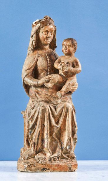 Vierge à l'Enfant en pierre calcaire sculptée...