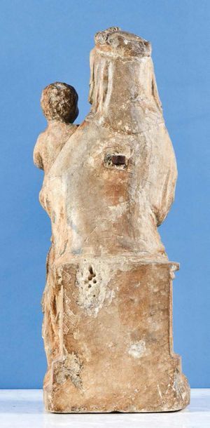 null Vierge à l'Enfant en pierre calcaire sculptée avec traces de polychromie, dos...